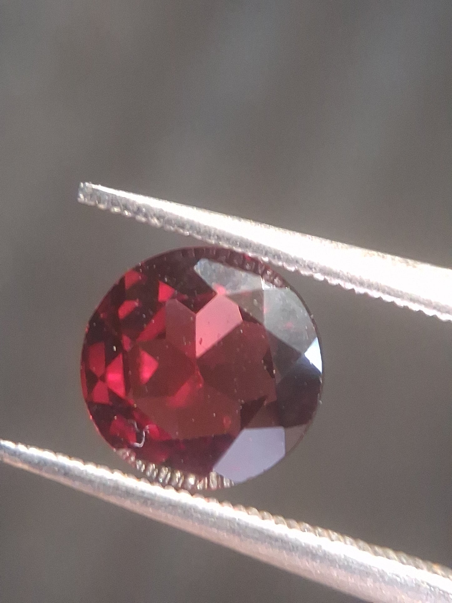 Natural Red Garnet - Rhodolite - 1.251 ct - round - unheated- pinkish red - Natural Gems Belgium