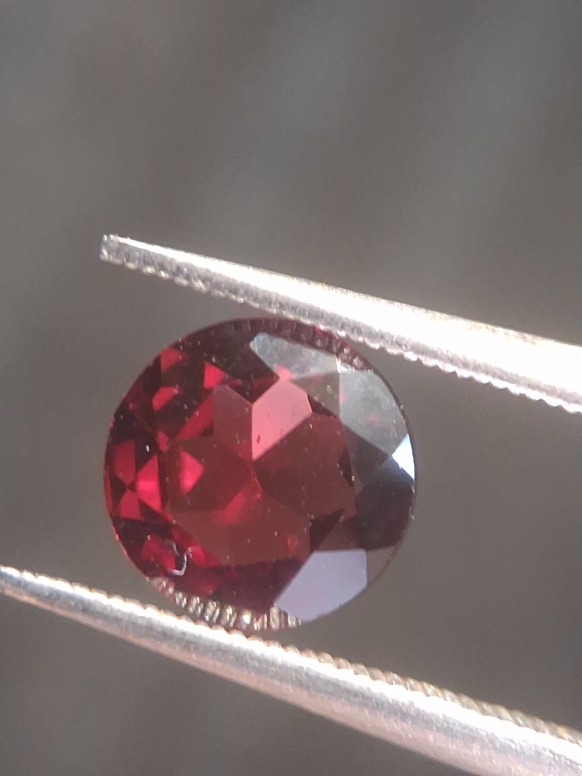 Natural Red Garnet - Rhodolite - 1.251 ct - round - unheated- pinkish red - Natural Gems Belgium