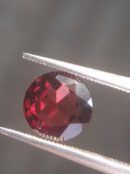 Natural Red Garnet - Rhodolite - 1.251 ct - round - unheated- pinkish red - Natural Gems Belgium