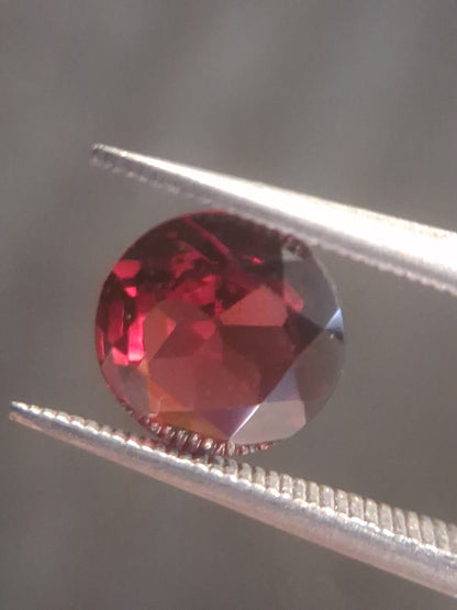 Natural Red Garnet - Rhodolite - 1.251 ct - round - unheated- pinkish red - Natural Gems Belgium