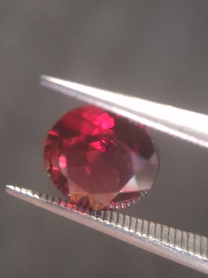 Natural Red Garnet - Rhodolite - 1.251 ct - round - unheated- pinkish red - Natural Gems Belgium