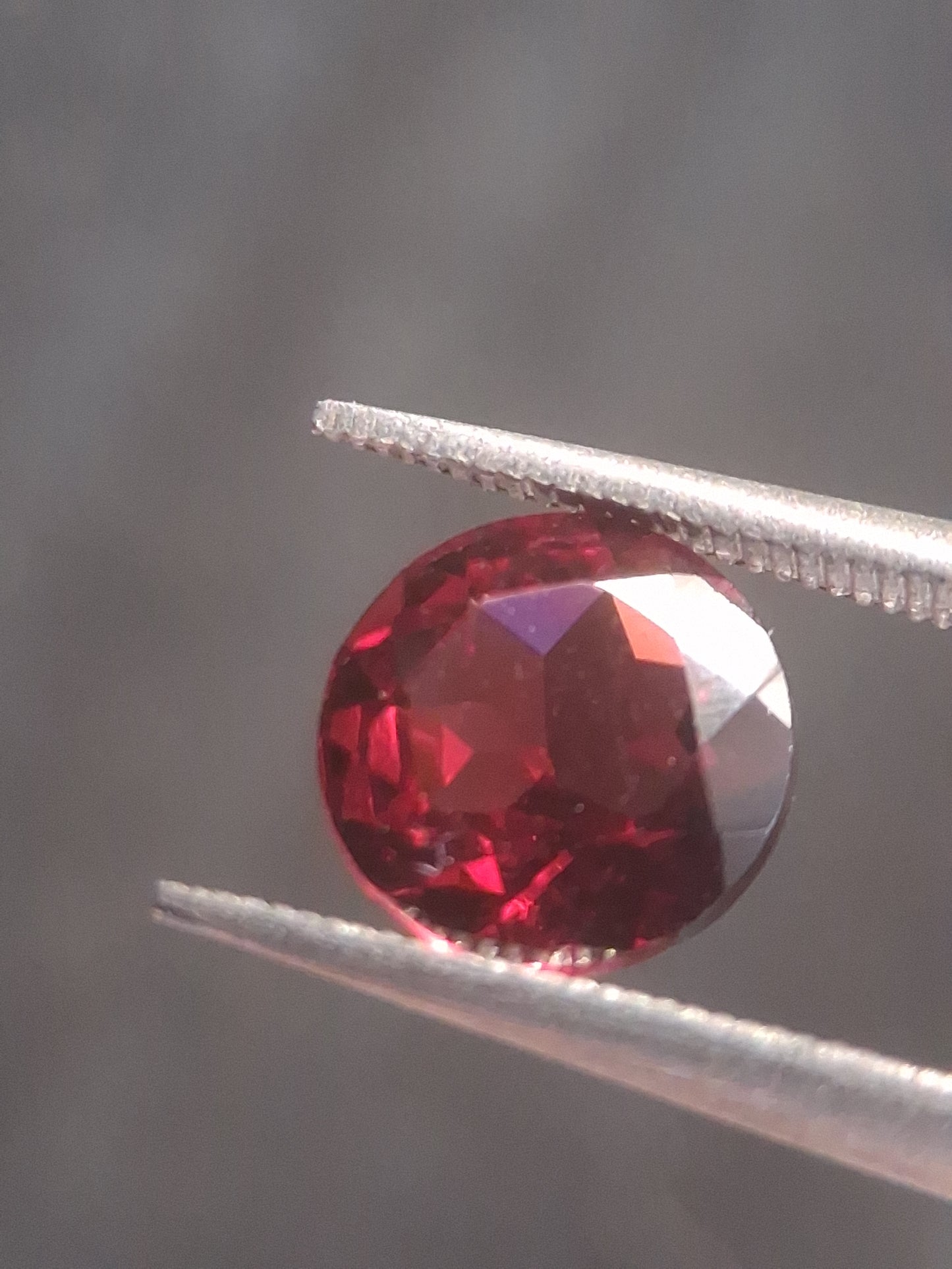 Natural Red Garnet - Rhodolite - 1.251 ct - round - unheated- pinkish red - Natural Gems Belgium