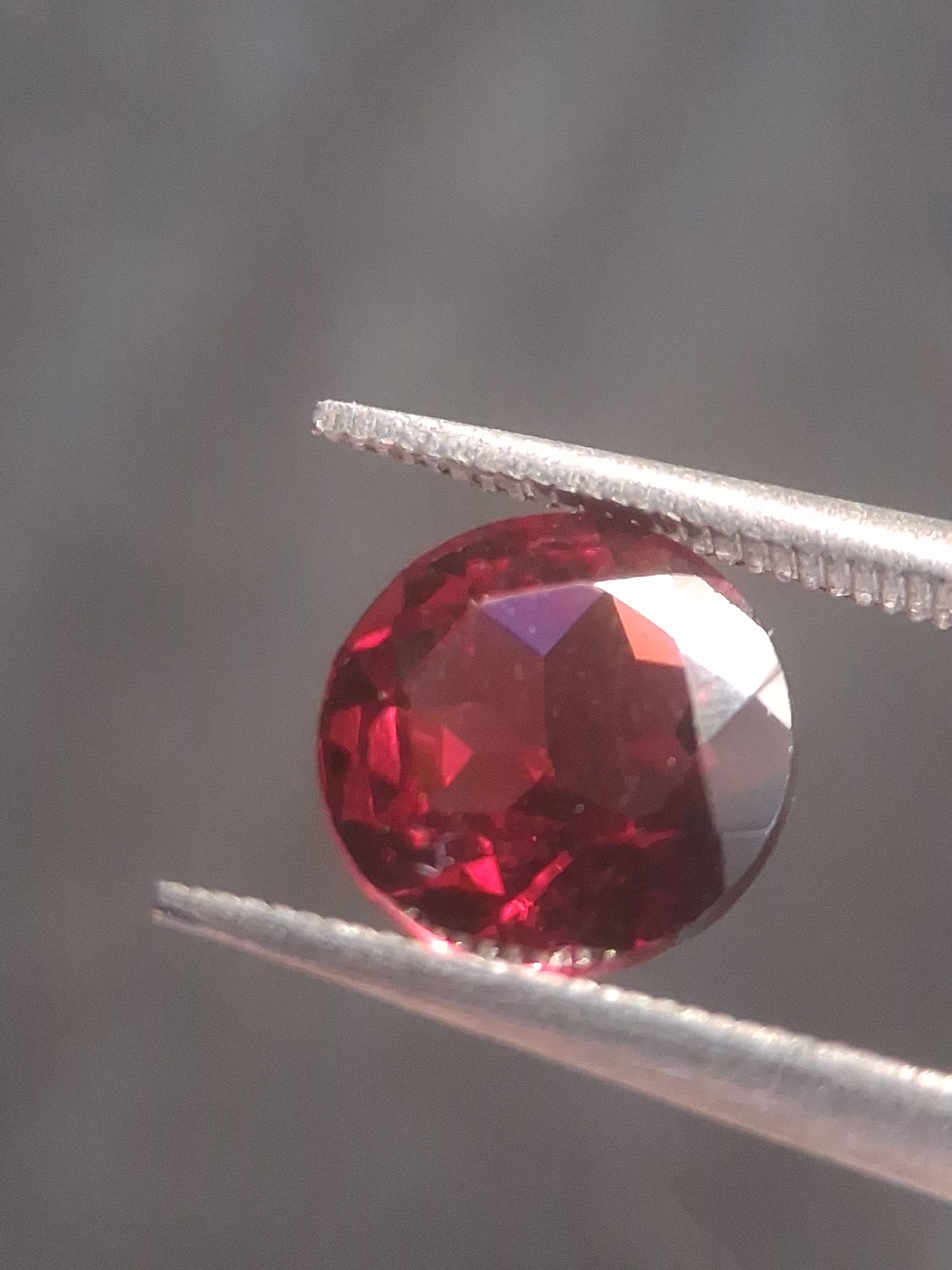 Natural Red Garnet - Rhodolite - 1.251 ct - round - unheated- pinkish red - Natural Gems Belgium