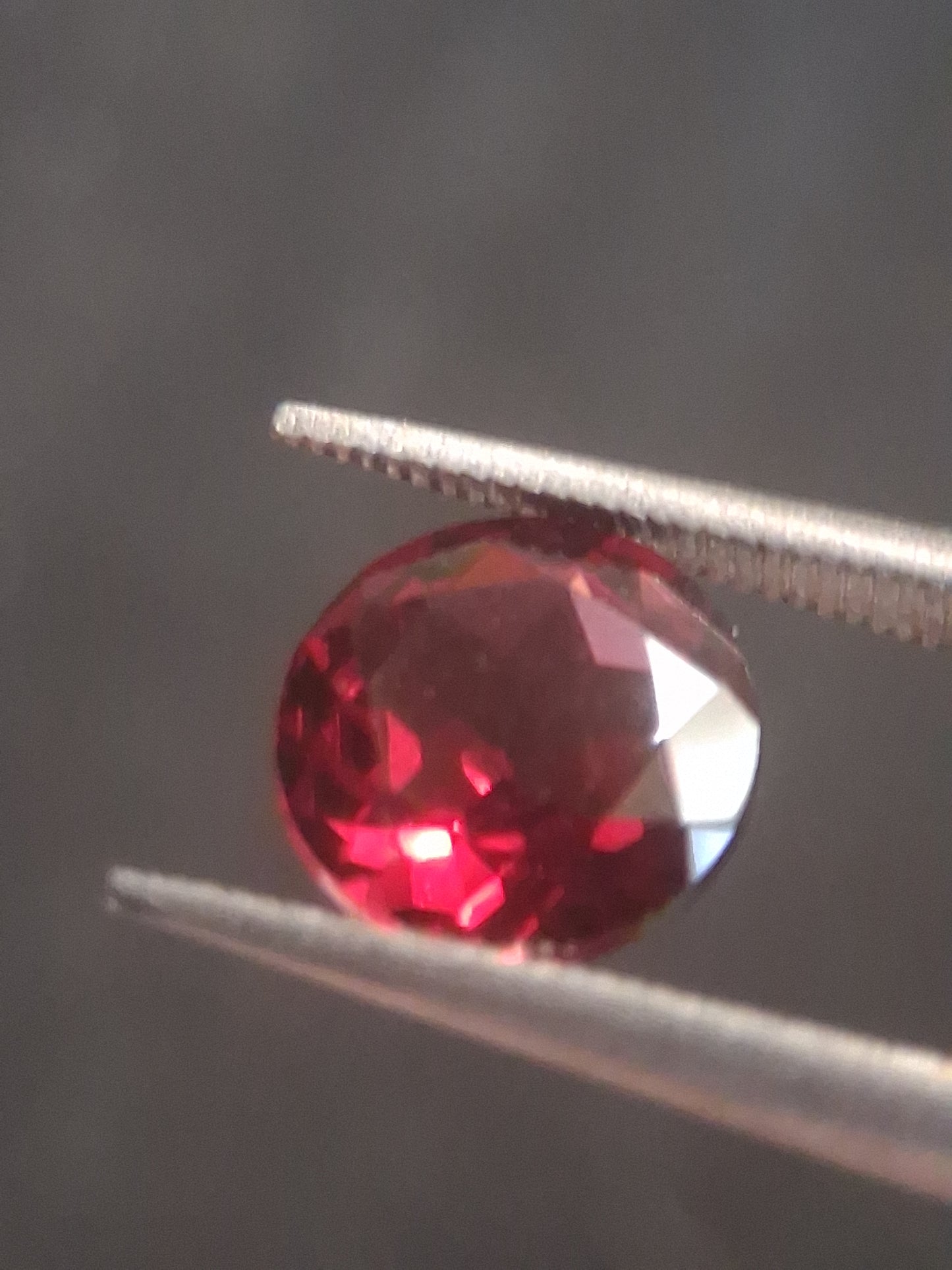 Natural Red Garnet - Rhodolite - 1.251 ct - round - unheated- pinkish red - Natural Gems Belgium