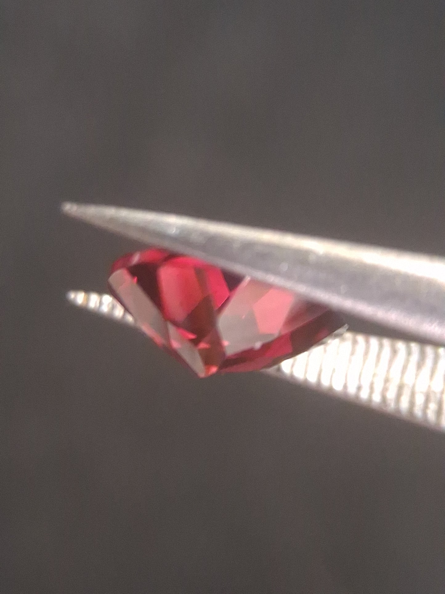 Natural Red Garnet - Rhodolite - 1.251 ct - round - unheated- pinkish red - Natural Gems Belgium