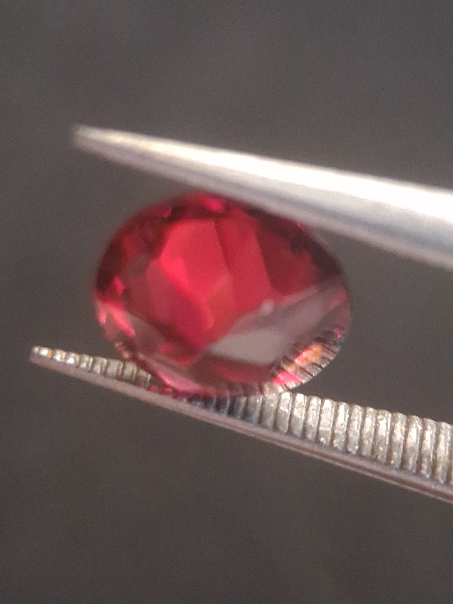 Natural Red Garnet - Rhodolite - 1.251 ct - round - unheated- pinkish red - Natural Gems Belgium