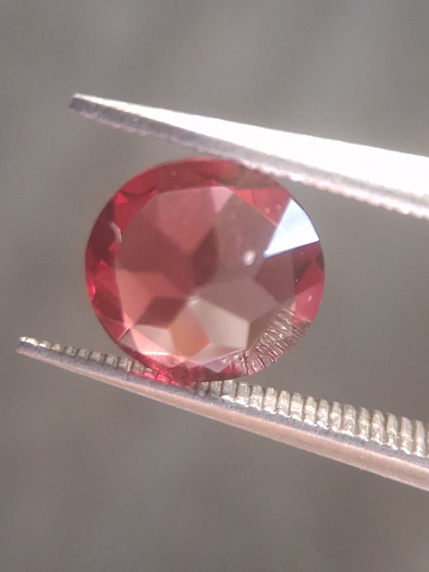 Natural Red Garnet - Rhodolite - 1.251 ct - round - unheated- pinkish red - Natural Gems Belgium