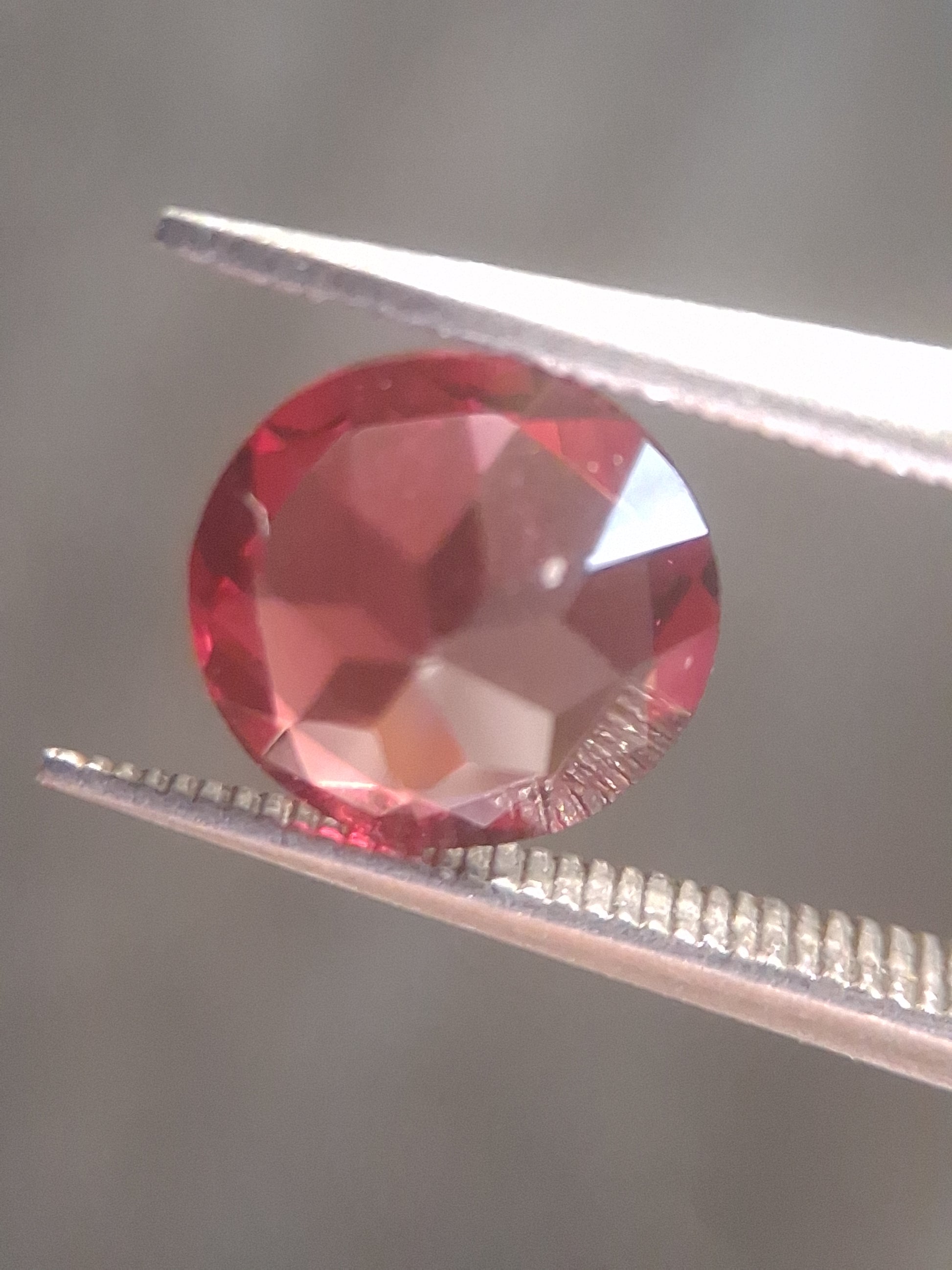 Natural Red Garnet - Rhodolite - 1.251 ct - round - unheated- pinkish red - Natural Gems Belgium