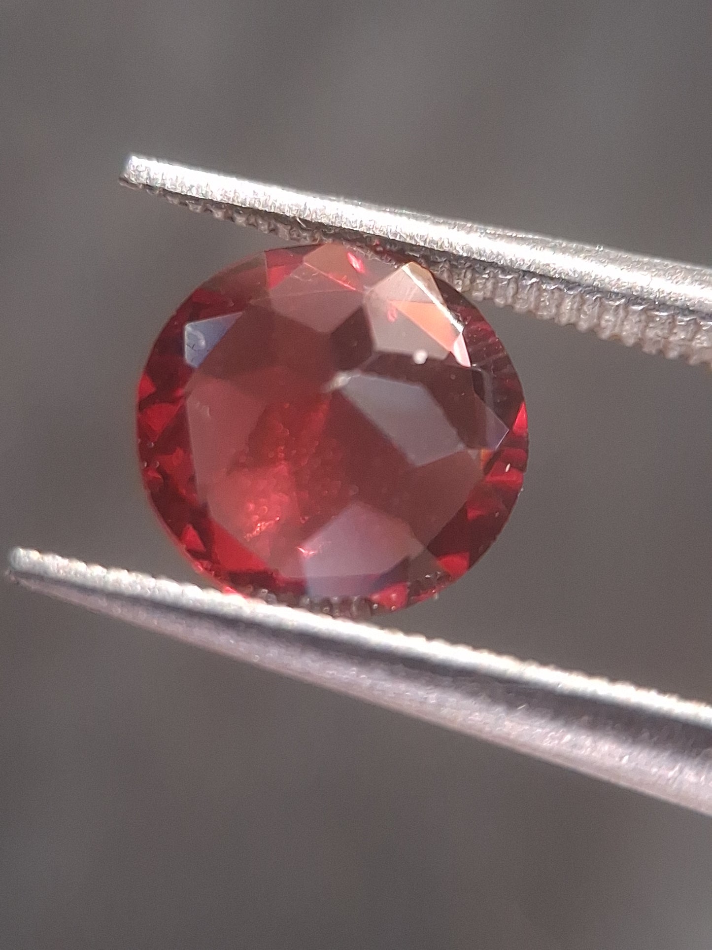 Natural Red Garnet - Rhodolite - 1.251 ct - round - unheated- pinkish red - Natural Gems Belgium