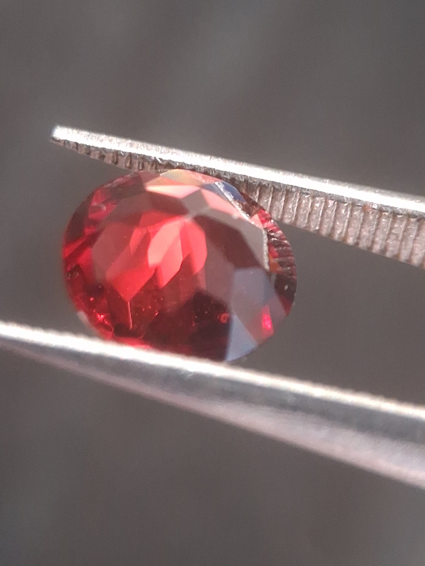 Natural Red Garnet - Rhodolite - 1.251 ct - round - unheated- pinkish red - Natural Gems Belgium