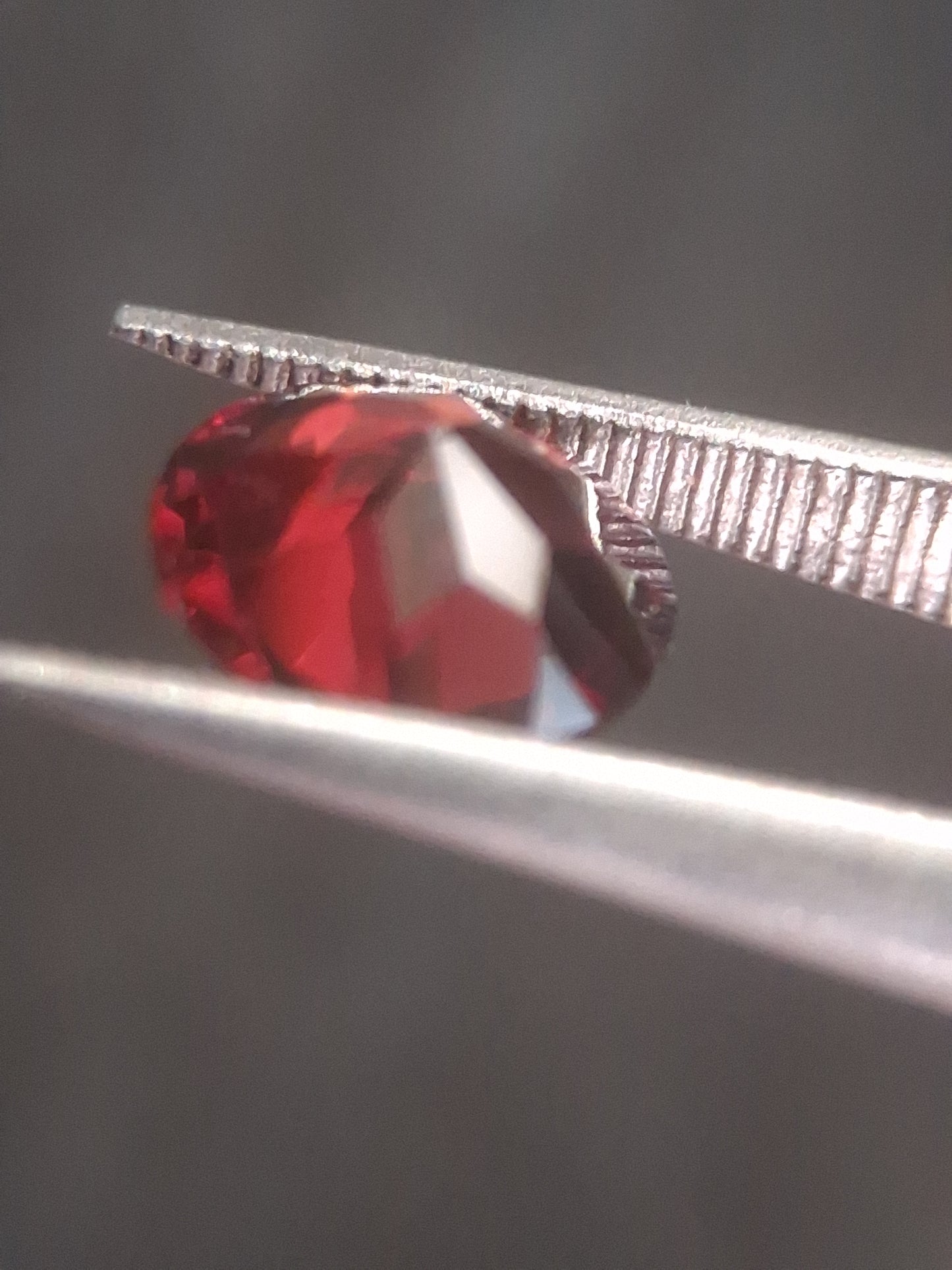 Natural Red Garnet - Rhodolite - 1.251 ct - round - unheated- pinkish red - Natural Gems Belgium