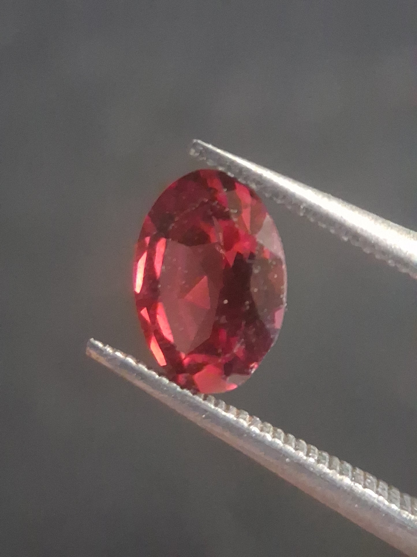 Natural Red Garnet - Rhodolite - 0.810 ct - oval - unheated- pinkish purplish red - Natural Gems Belgium
