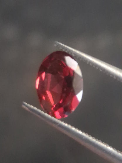 Natural Red Garnet - Rhodolite - 0.810 ct - oval - unheated- pinkish purplish red - Natural Gems Belgium