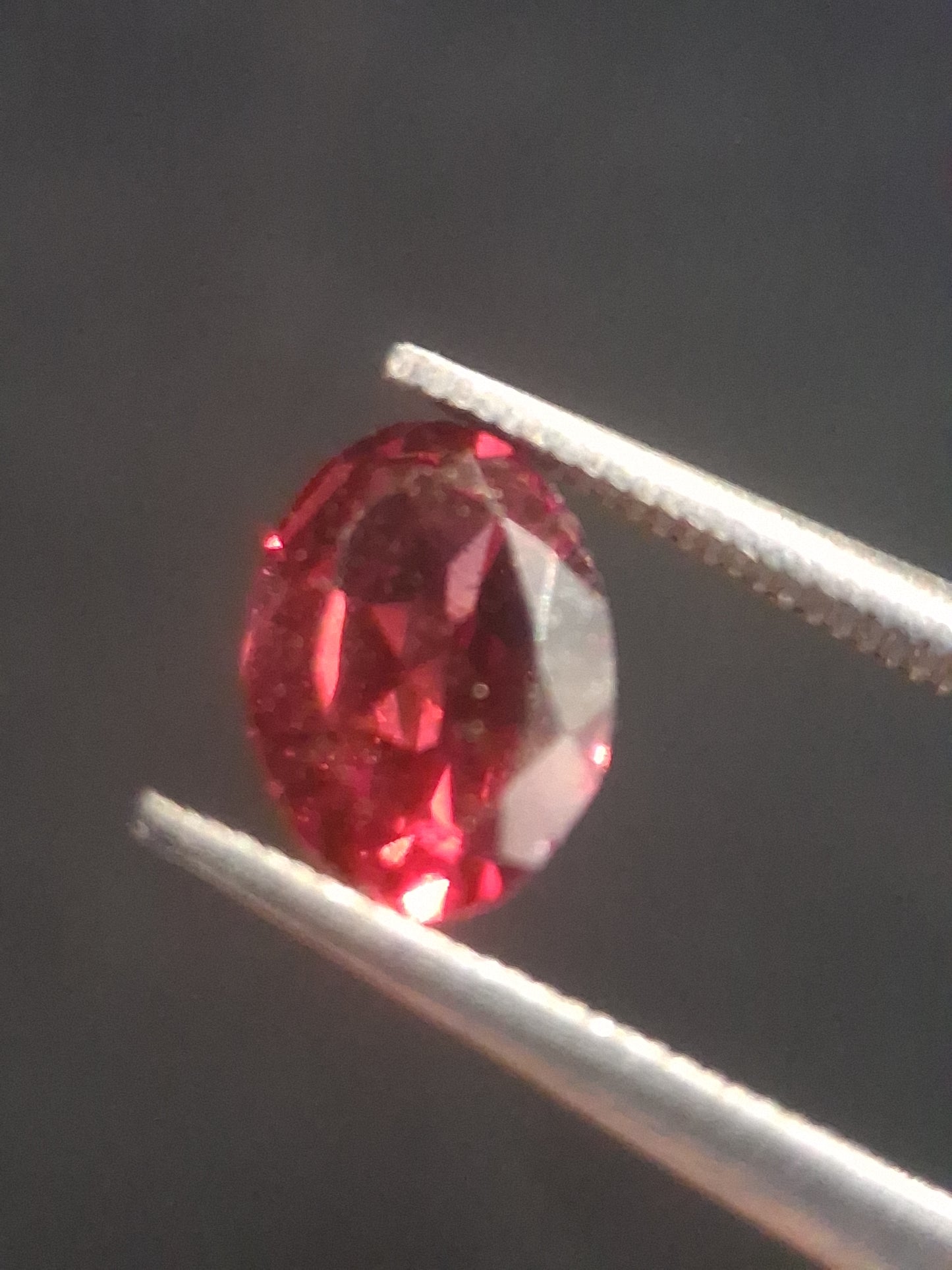 Natural Red Garnet - Rhodolite - 0.810 ct - oval - unheated- pinkish purplish red - Natural Gems Belgium