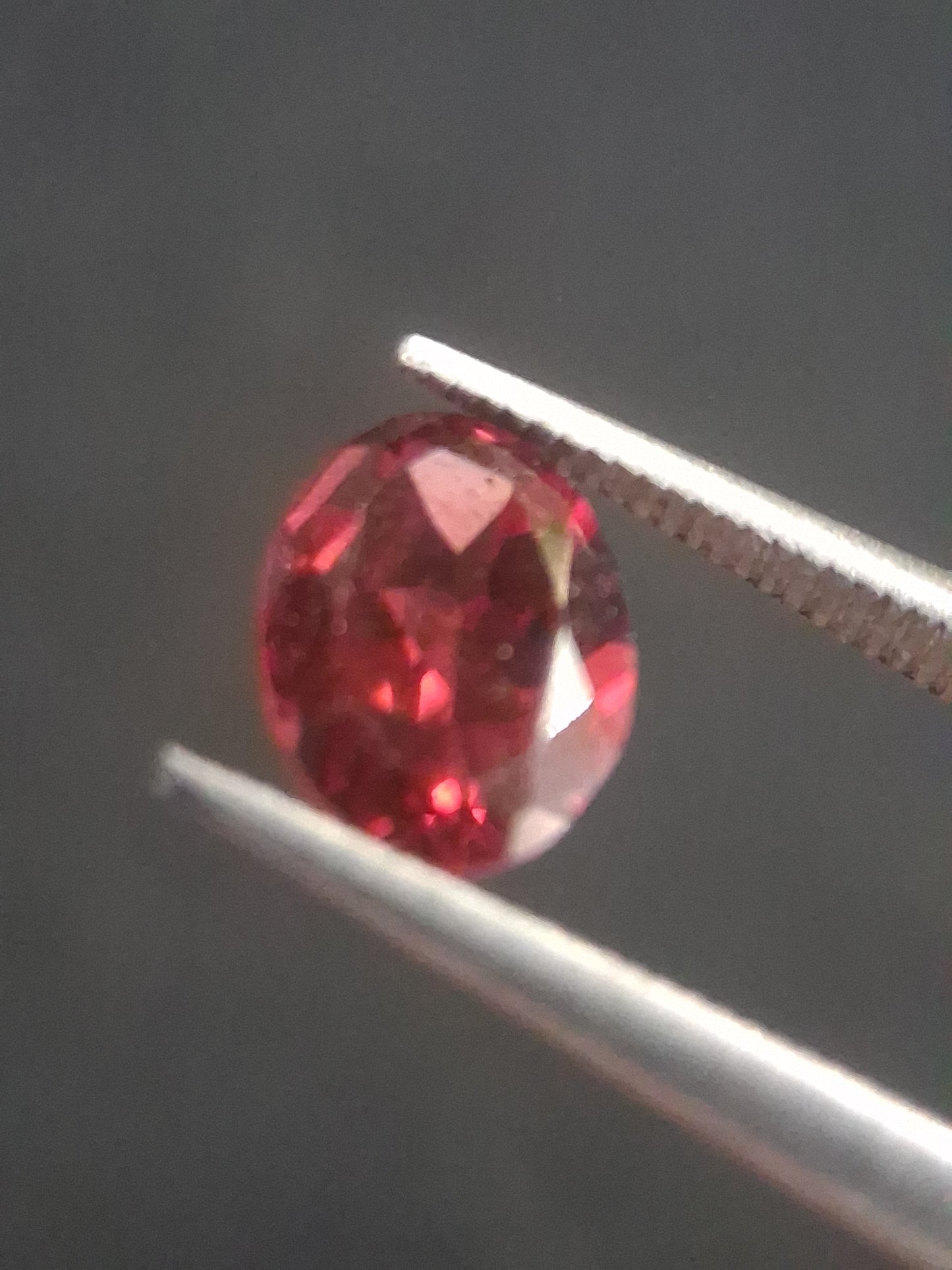 Natural Red Garnet - Rhodolite - 0.810 ct - oval - unheated- pinkish purplish red - Natural Gems Belgium