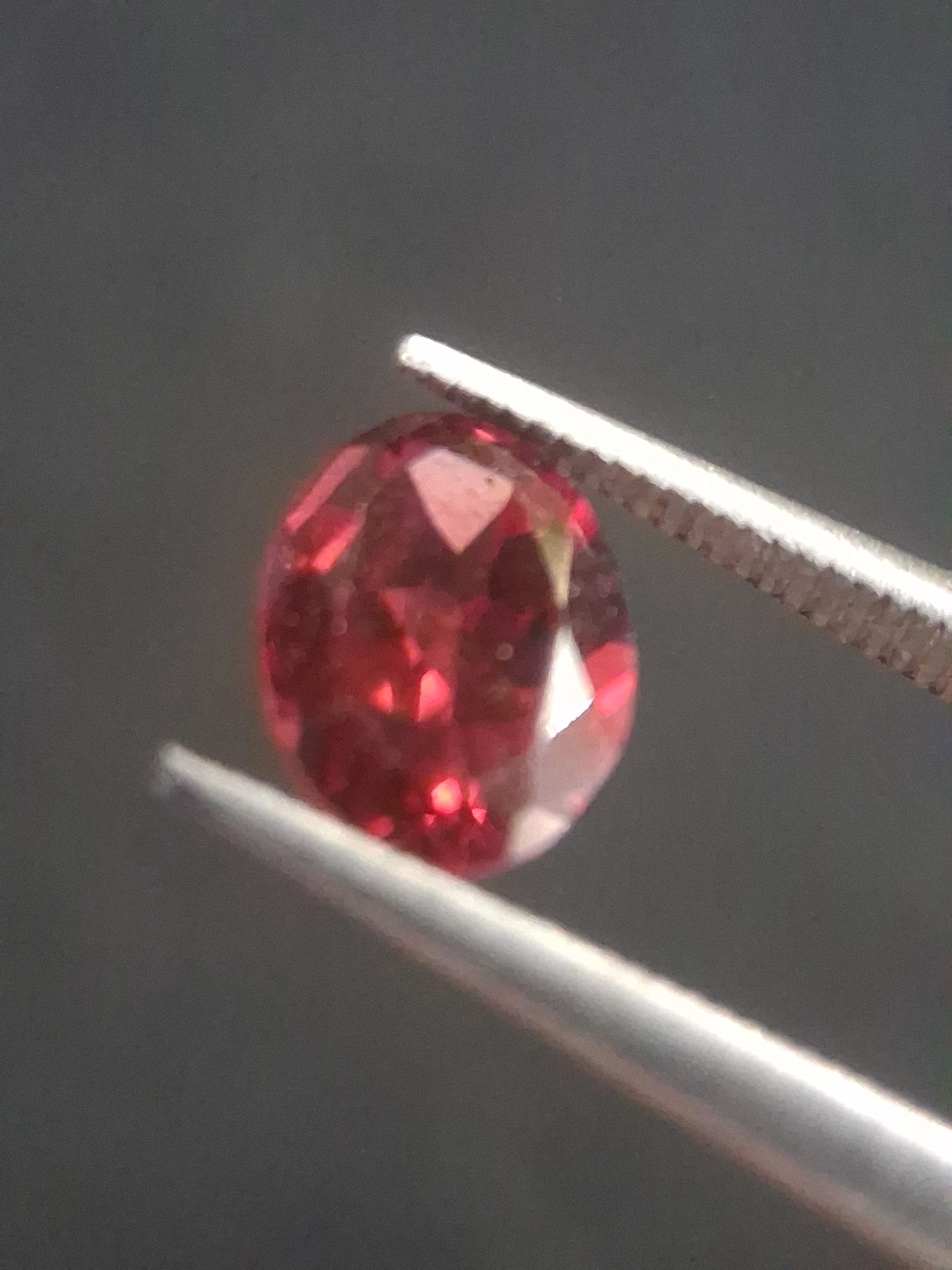 Natural Red Garnet - Rhodolite - 0.810 ct - oval - unheated- pinkish purplish red - Natural Gems Belgium