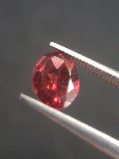 Natural Red Garnet - Rhodolite - 0.810 ct - oval - unheated- pinkish purplish red - Natural Gems Belgium