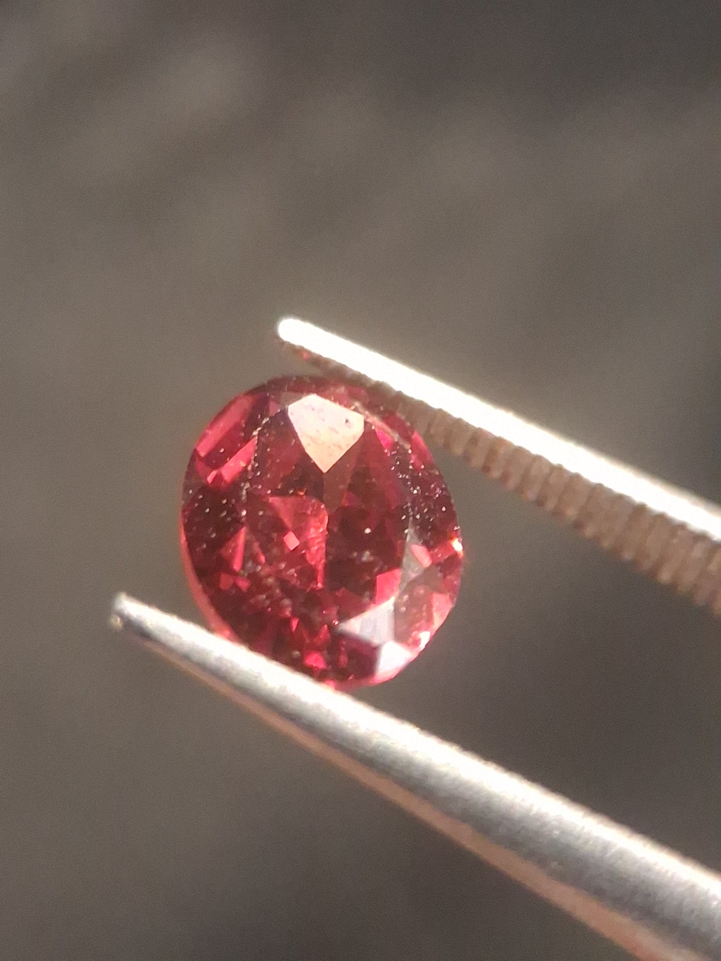 Natural Red Garnet - Rhodolite - 0.810 ct - oval - unheated- pinkish purplish red - Natural Gems Belgium