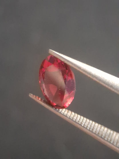 Natural Red Garnet - Rhodolite - 0.810 ct - oval - unheated- pinkish purplish red - Natural Gems Belgium