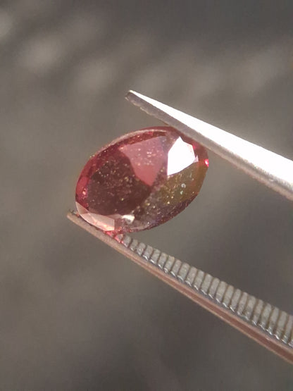 Natural Red Garnet - Rhodolite - 0.810 ct - oval - unheated- pinkish purplish red - Natural Gems Belgium
