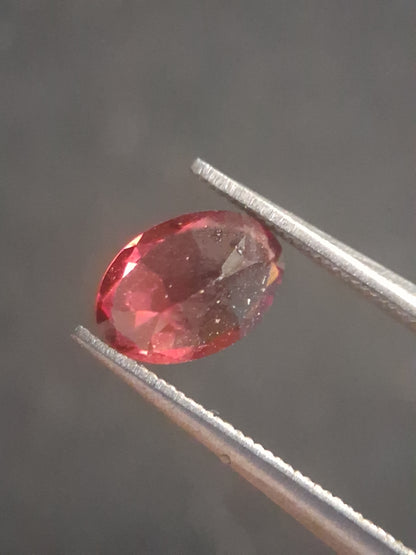 Natural Red Garnet - Rhodolite - 0.810 ct - oval - unheated- pinkish purplish red - Natural Gems Belgium