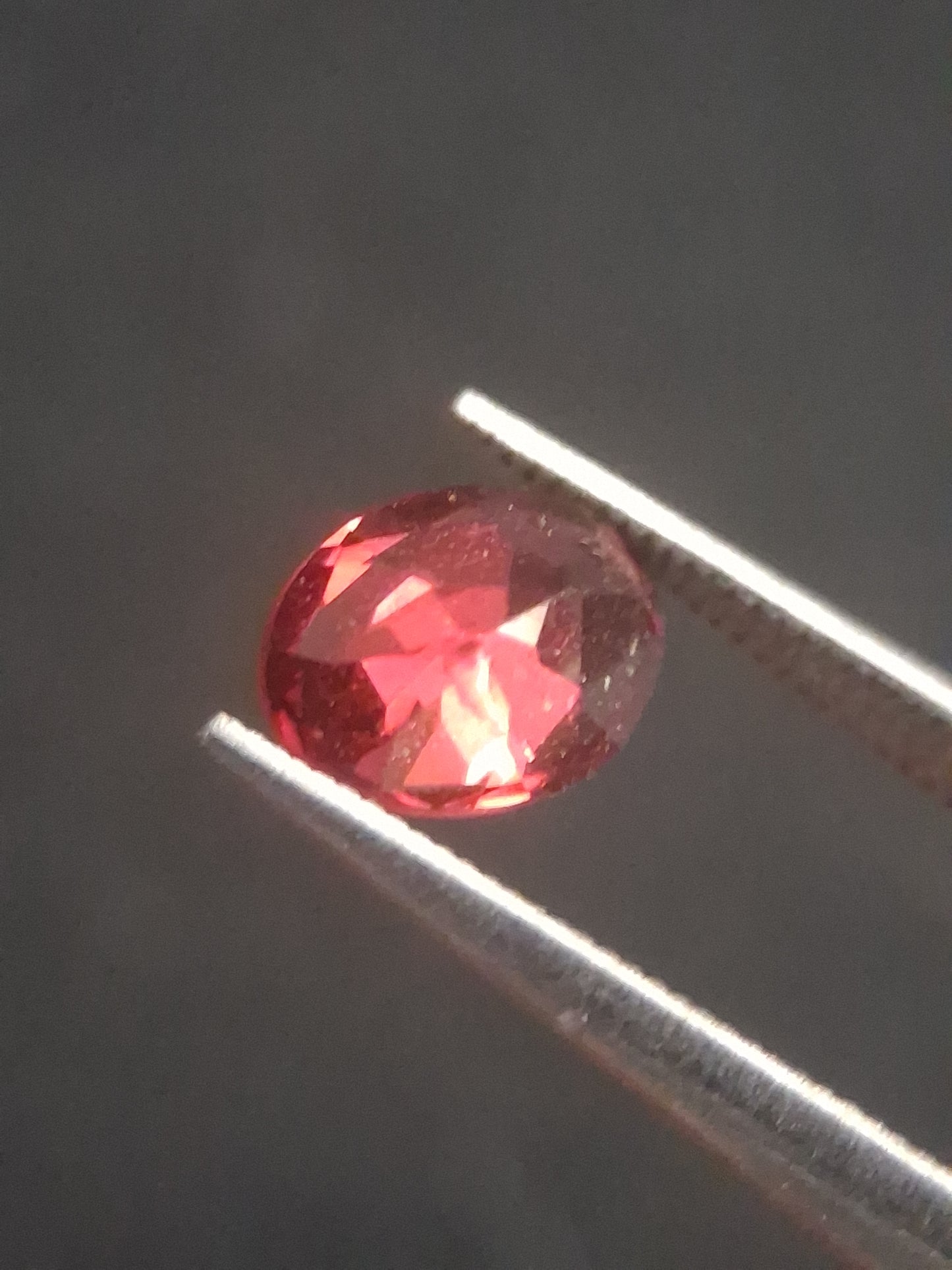 Natural Red Garnet - Rhodolite - 0.810 ct - oval - unheated- pinkish purplish red - Natural Gems Belgium