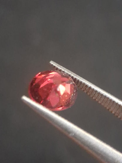 Natural Red Garnet - Rhodolite - 0.810 ct - oval - unheated- pinkish purplish red - Natural Gems Belgium