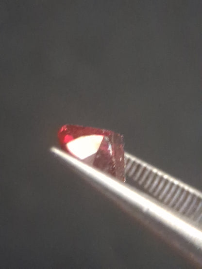 Natural Red Garnet - Rhodolite - 0.810 ct - oval - unheated- pinkish purplish red - Natural Gems Belgium