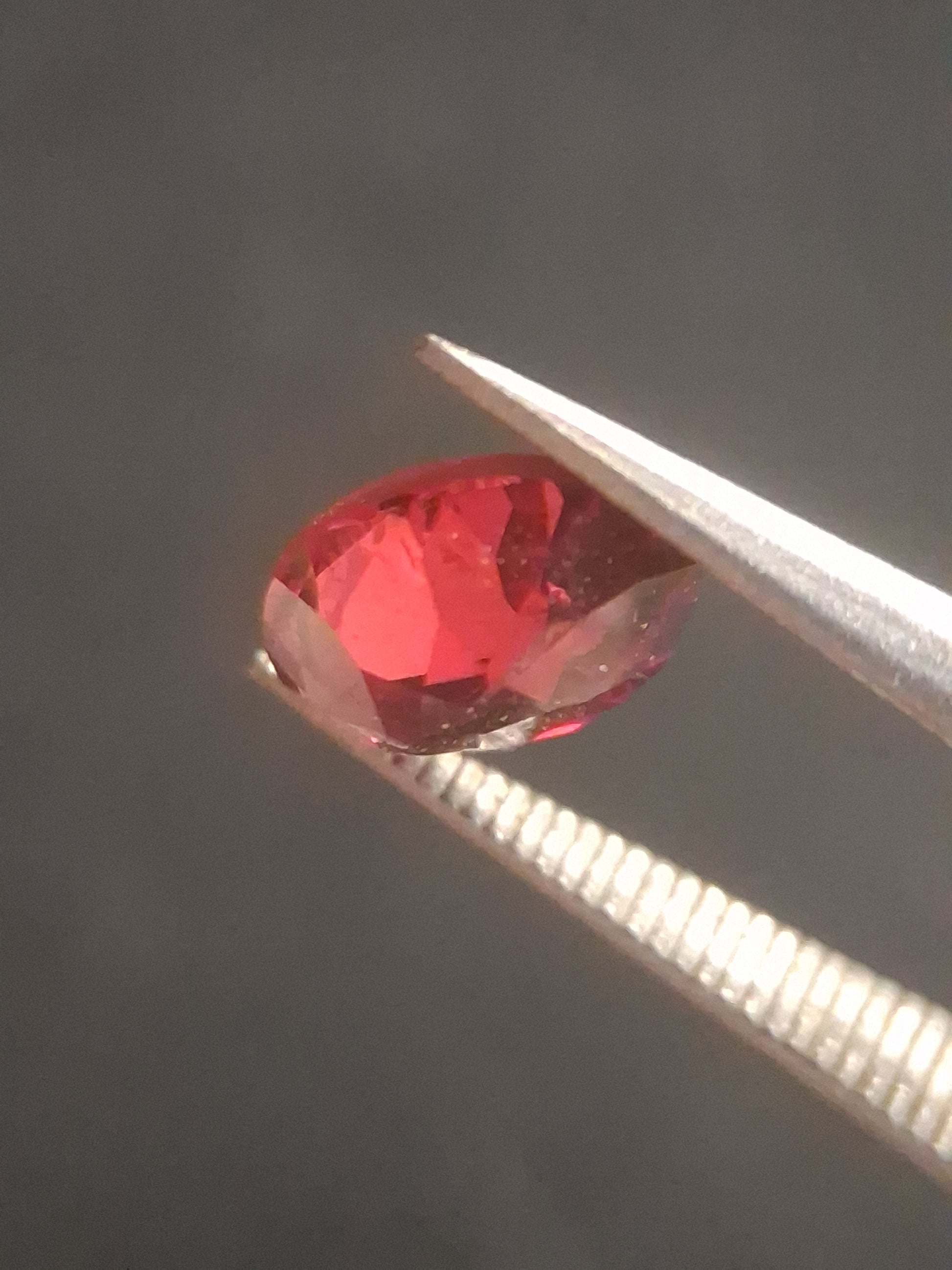 Natural Red Garnet - Rhodolite - 0.810 ct - oval - unheated- pinkish purplish red - Natural Gems Belgium