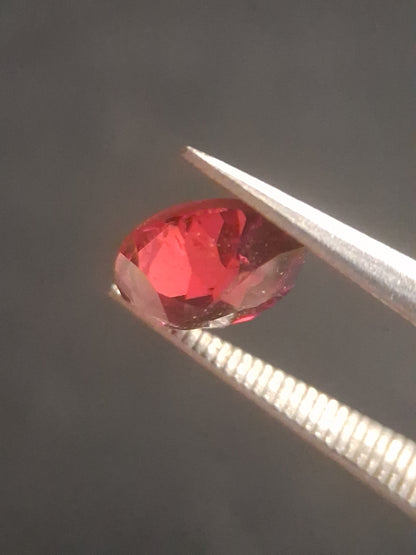 Natural Red Garnet - Rhodolite - 0.810 ct - oval - unheated- pinkish purplish red - Natural Gems Belgium