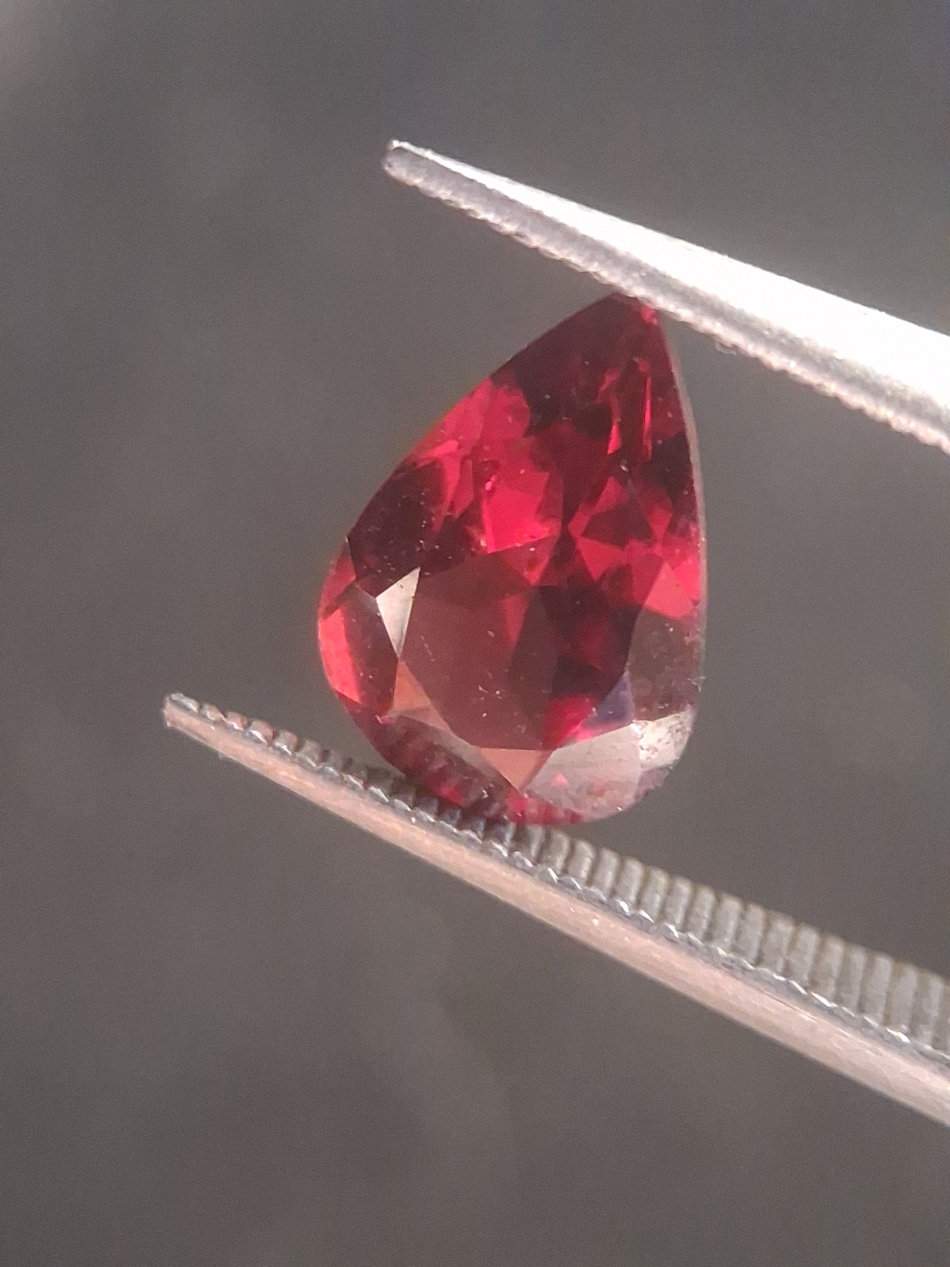 Natural Red Garnet - Rhodolite - 1.262 ct - pear - unheated- pinkish red - Natural Gems Belgium