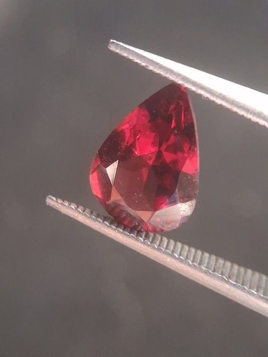 Natural Red Garnet - Rhodolite - 1.262 ct - pear - unheated- pinkish red - Natural Gems Belgium