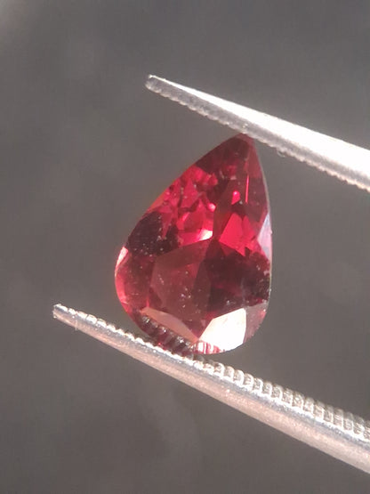 Natural Red Garnet - Rhodolite - 1.262 ct - pear - unheated- pinkish red - Natural Gems Belgium