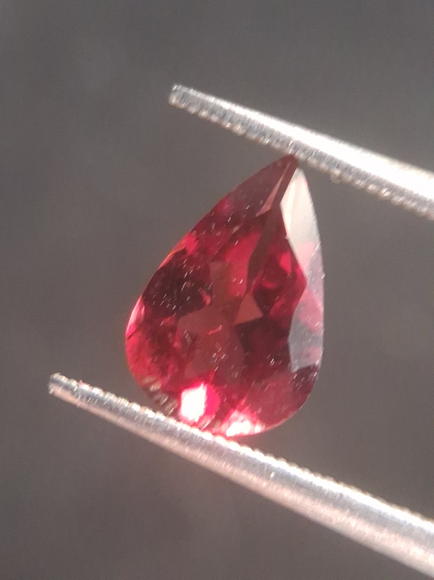 Natural Red Garnet - Rhodolite - 1.262 ct - pear - unheated- pinkish red - Natural Gems Belgium
