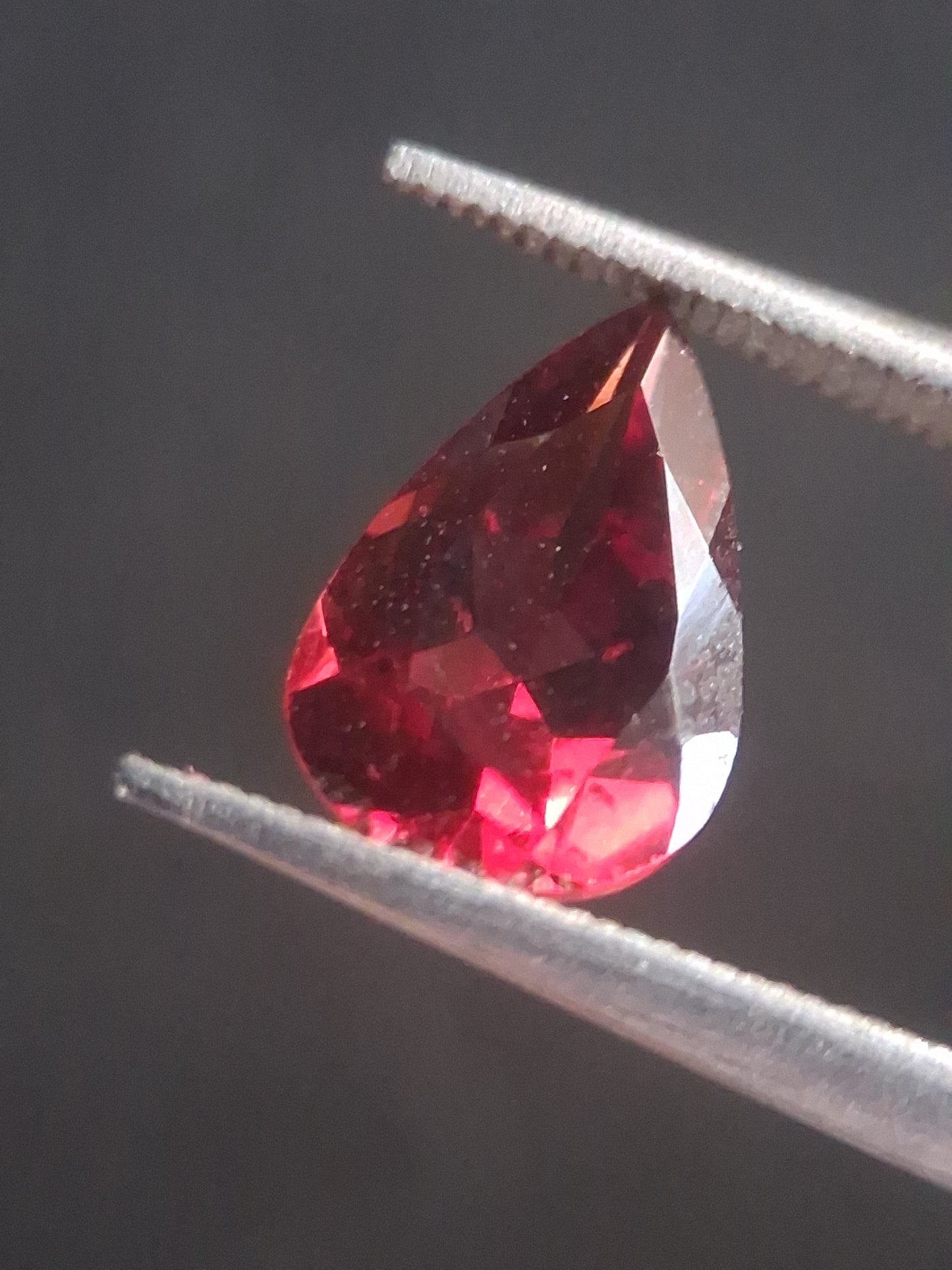 Natural Red Garnet - Rhodolite - 1.262 ct - pear - unheated- pinkish red - Natural Gems Belgium