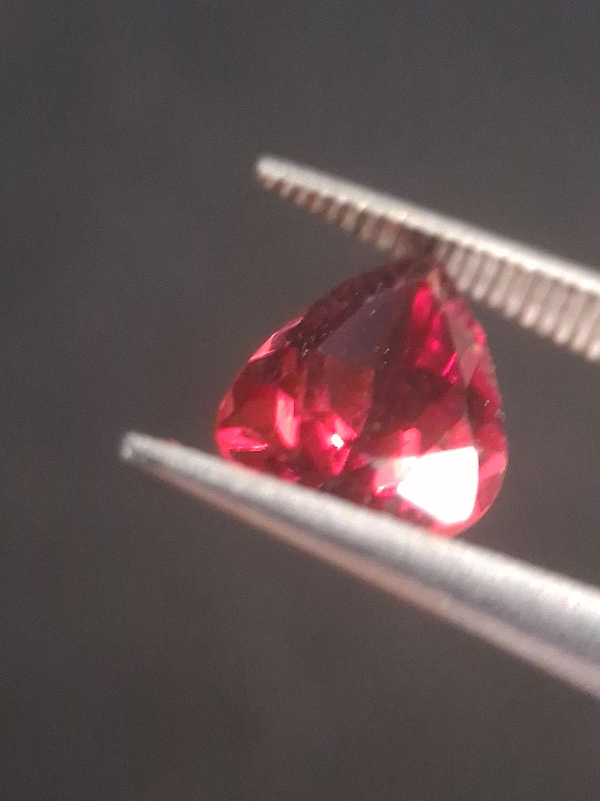 Natural Red Garnet - Rhodolite - 1.262 ct - pear - unheated- pinkish red - Natural Gems Belgium