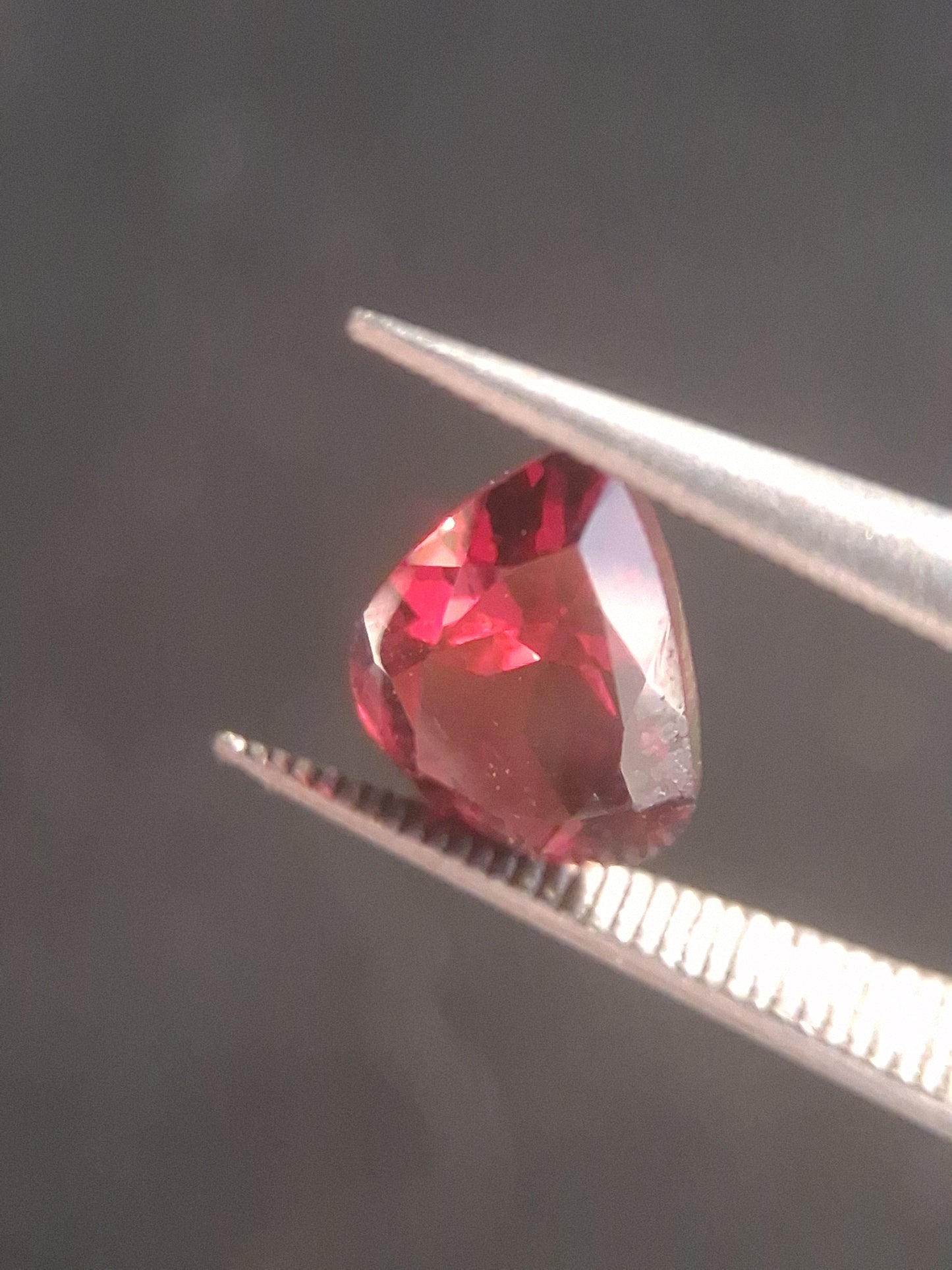 Natural Red Garnet - Rhodolite - 1.262 ct - pear - unheated- pinkish red - Natural Gems Belgium