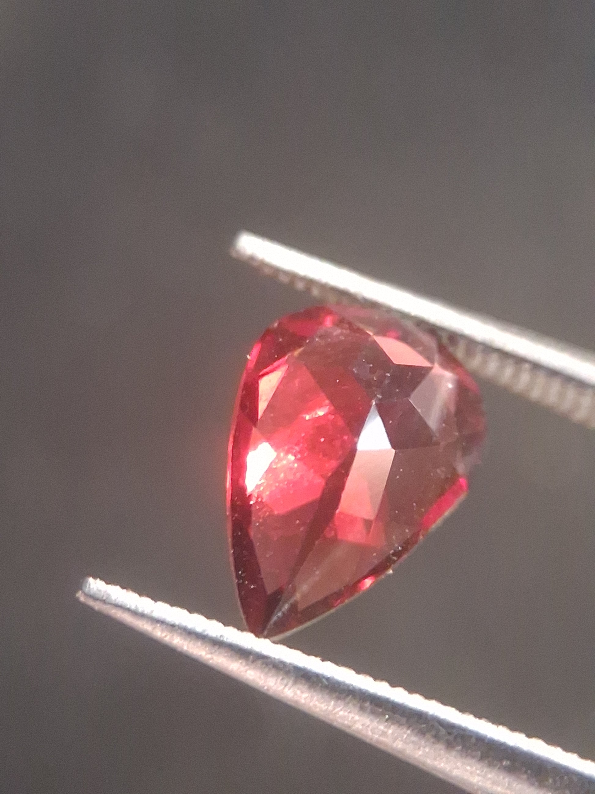 Natural Red Garnet - Rhodolite - 1.262 ct - pear - unheated- pinkish red - Natural Gems Belgium