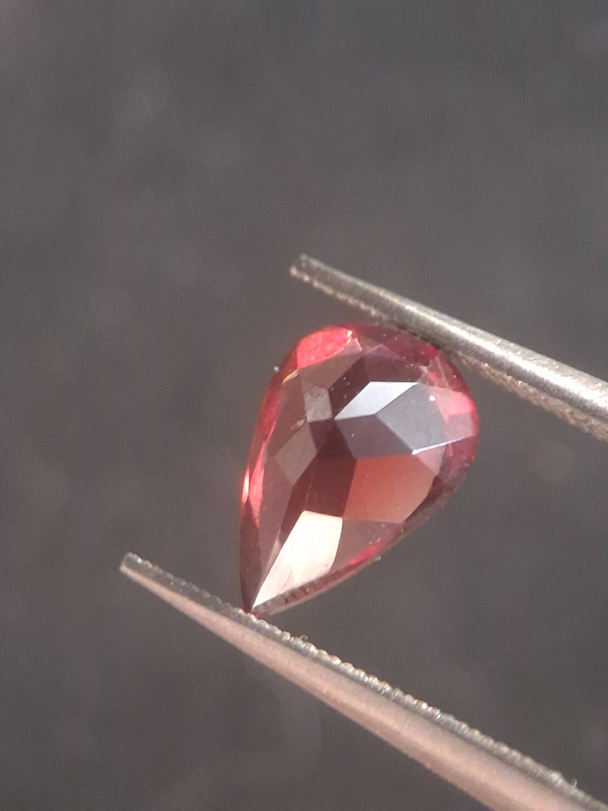 Natural Red Garnet - Rhodolite - 1.262 ct - pear - unheated- pinkish red - Natural Gems Belgium