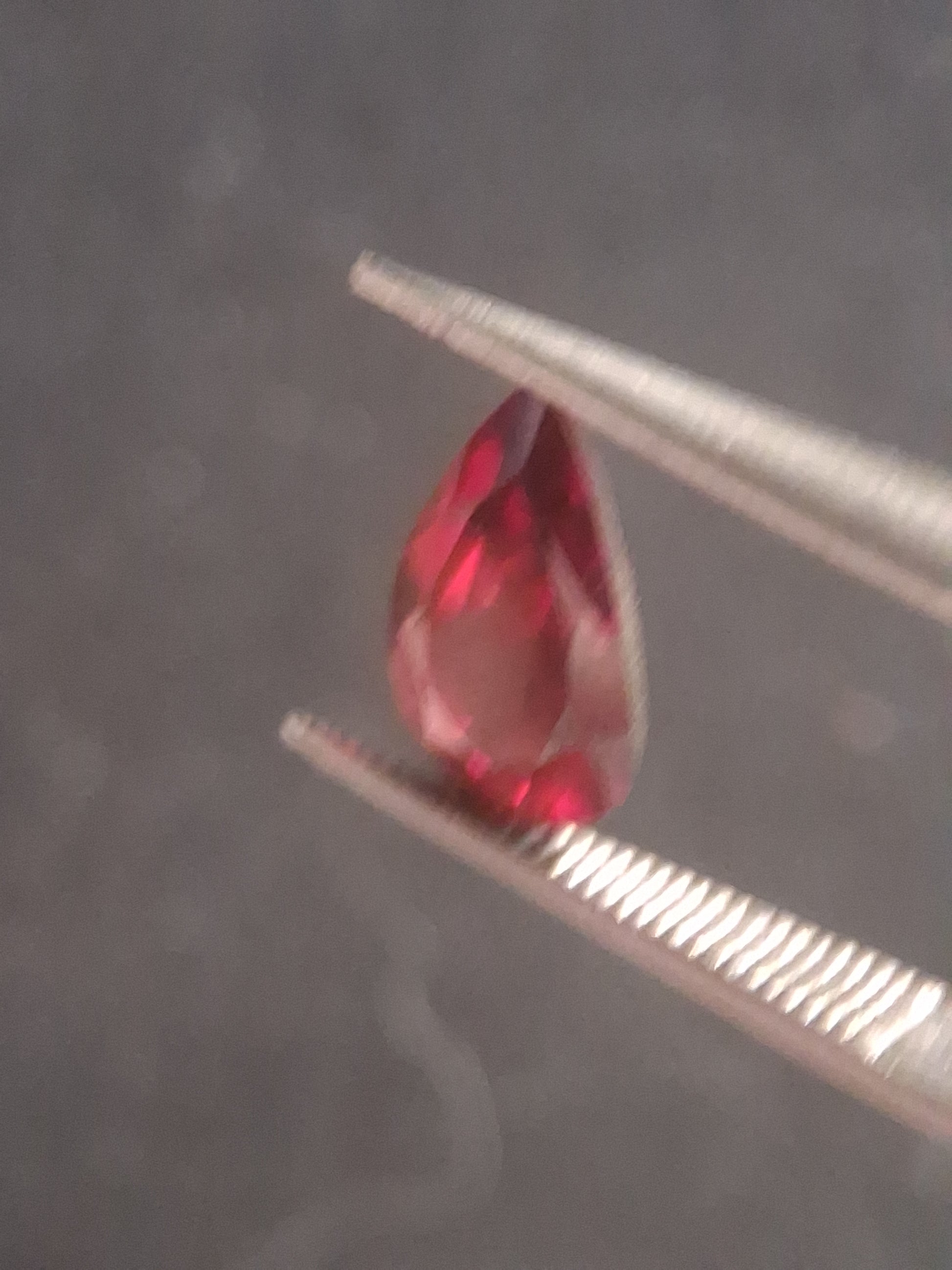 Natural Red Garnet - Rhodolite - 1.262 ct - pear - unheated- pinkish red - Natural Gems Belgium