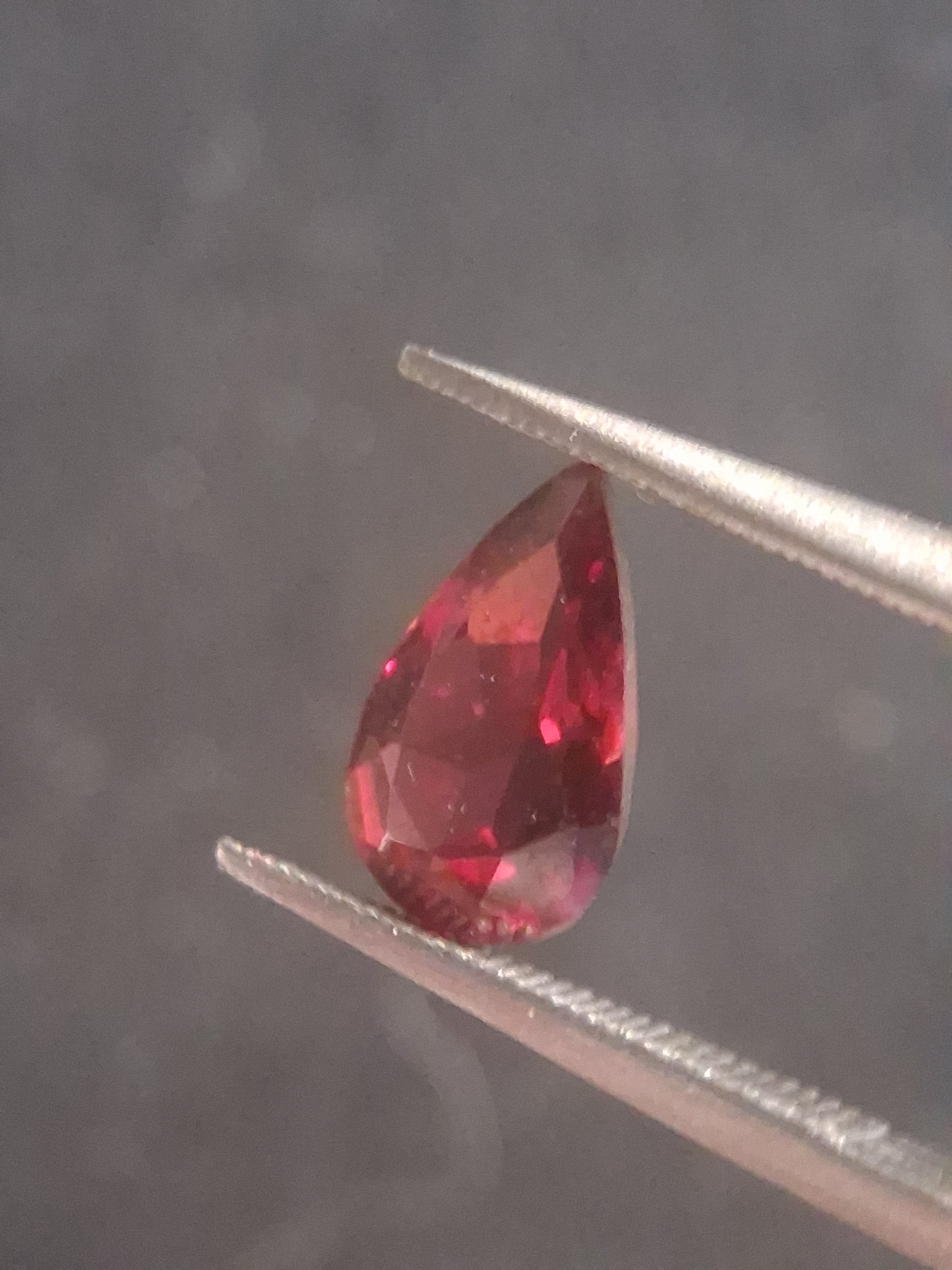 Natural Red Garnet - Rhodolite - 1.262 ct - pear - unheated- pinkish red - Natural Gems Belgium