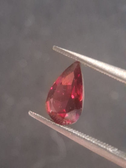 Natural Red Garnet - Rhodolite - 1.262 ct - pear - unheated- pinkish red - Natural Gems Belgium