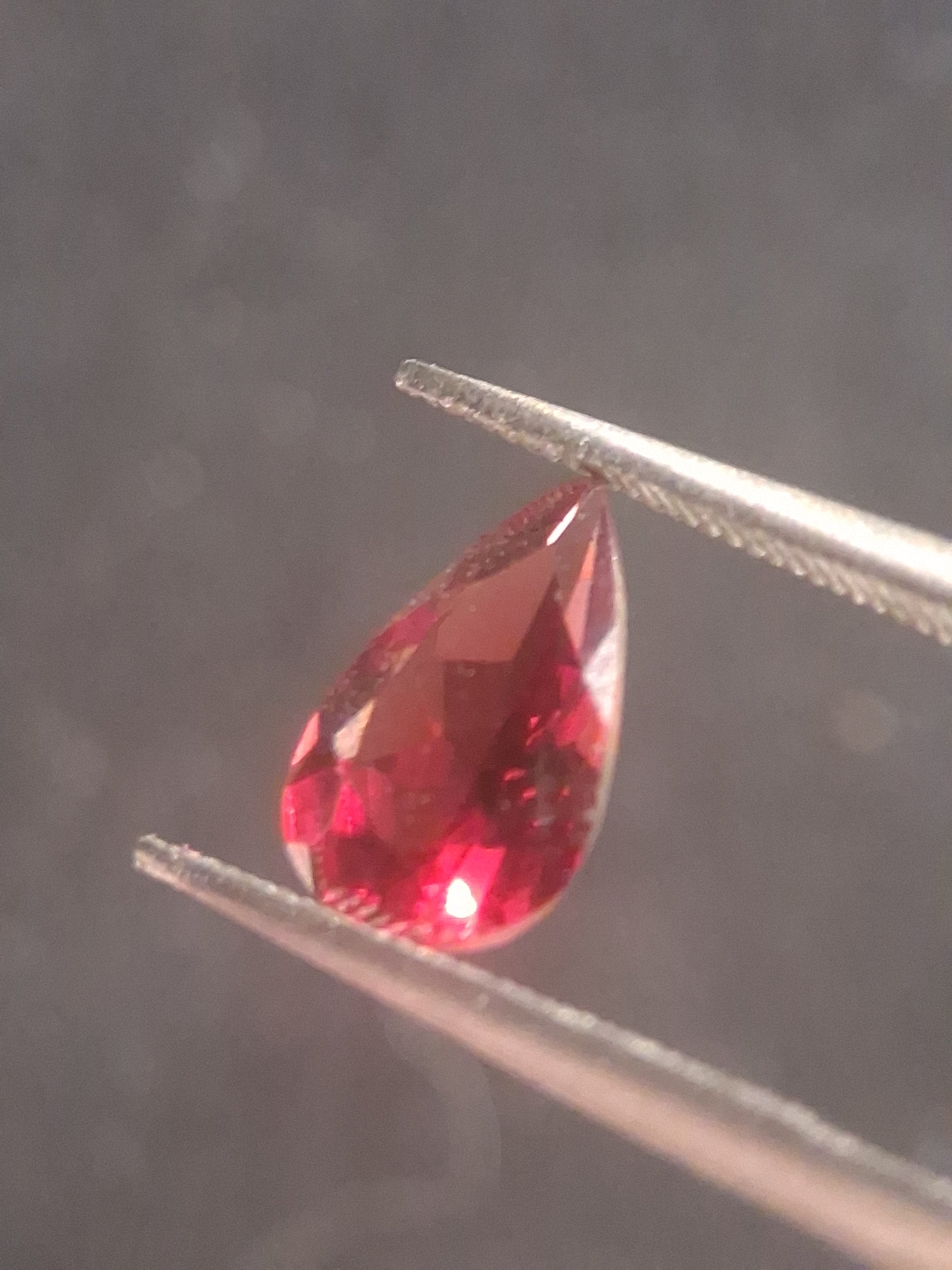 Natural Red Garnet - Rhodolite - 1.262 ct - pear - unheated- pinkish red - Natural Gems Belgium