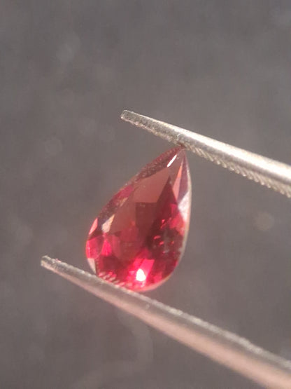 Natural Red Garnet - Rhodolite - 1.262 ct - pear - unheated- pinkish red - Natural Gems Belgium
