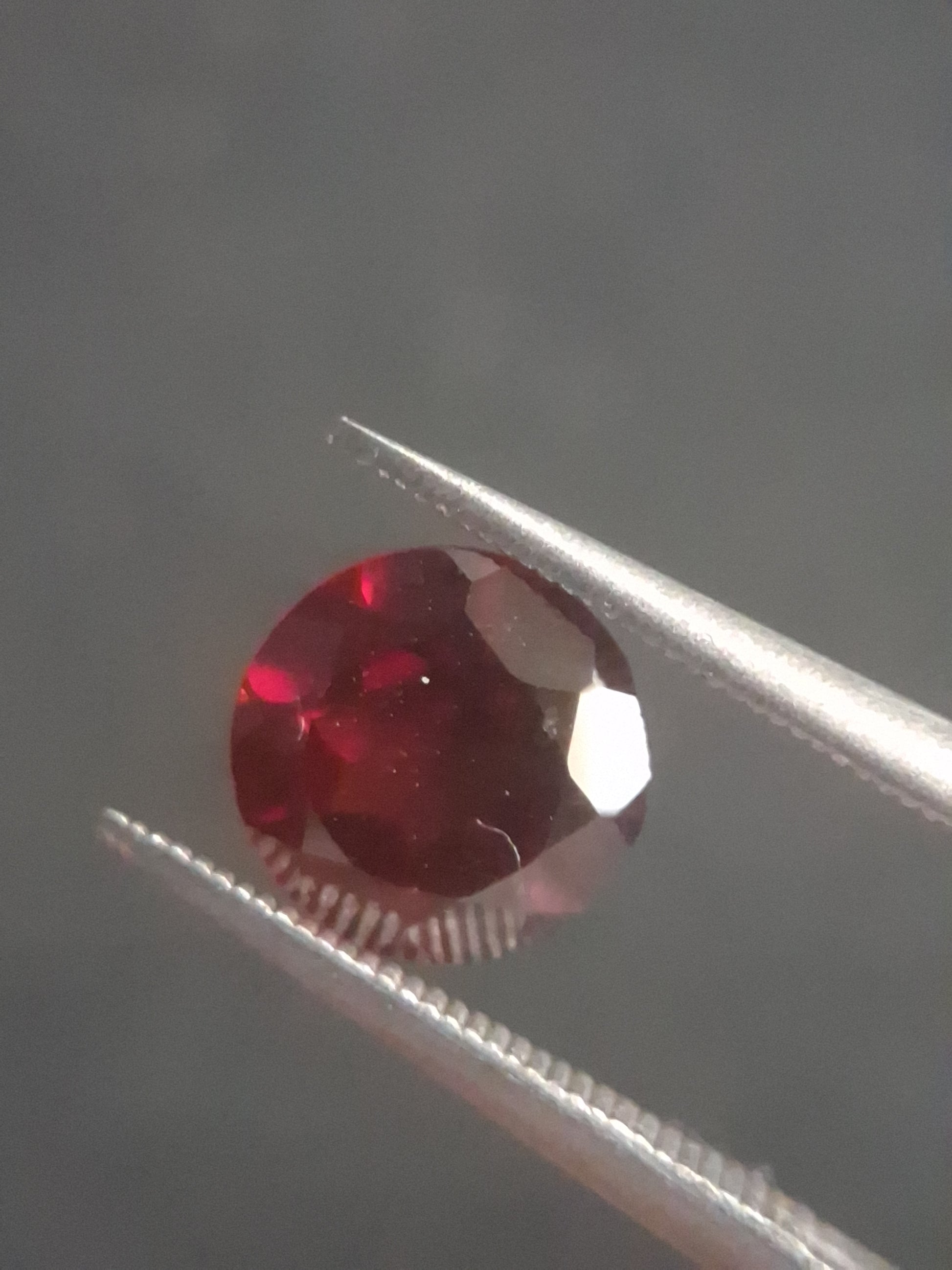 Natural Red Garnet - Rhodolite - 1.363 ct - round - unheated- red - Natural Gems Belgium