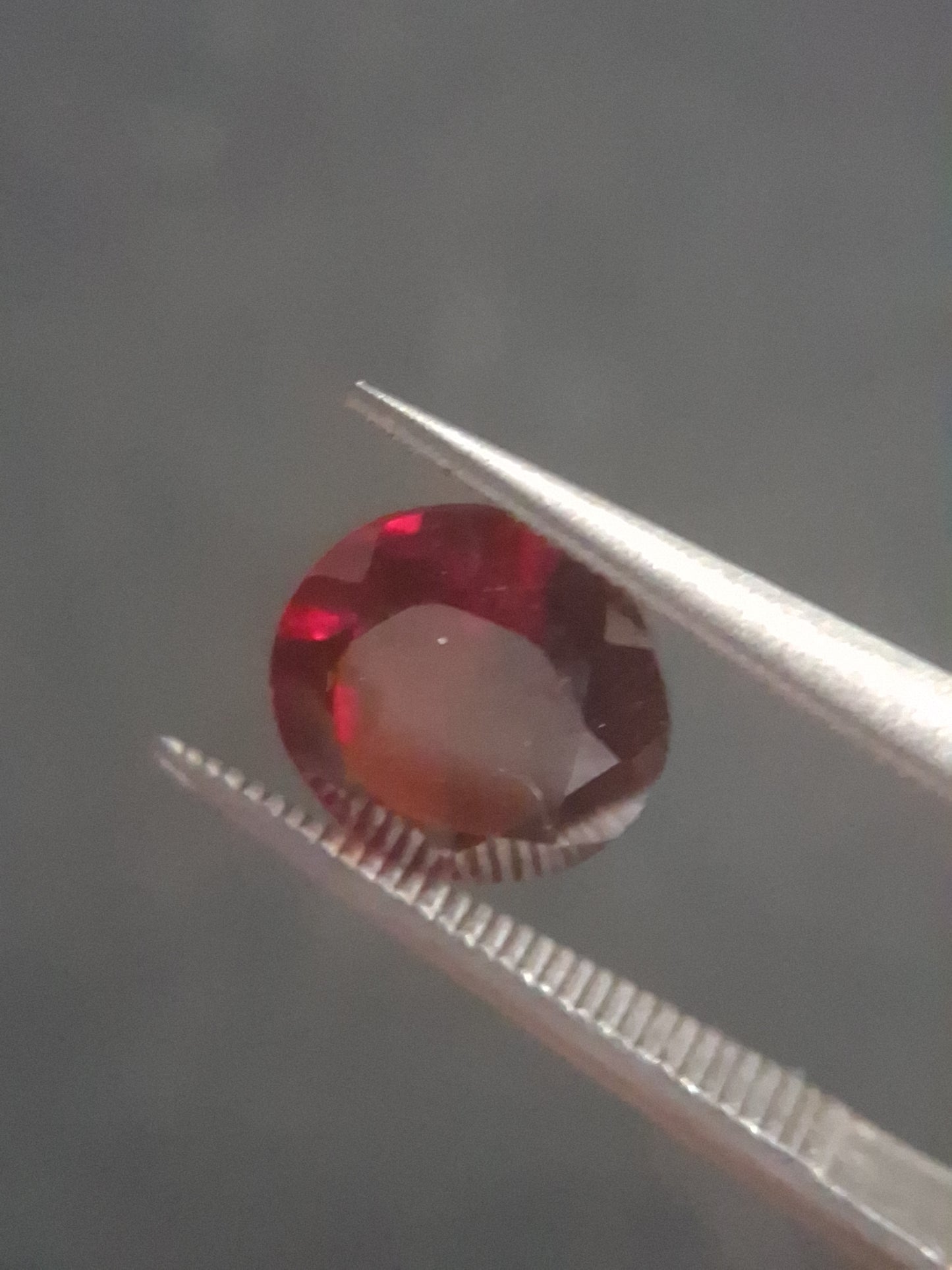 Natural Red Garnet - Rhodolite - 1.363 ct - round - unheated- red - Natural Gems Belgium