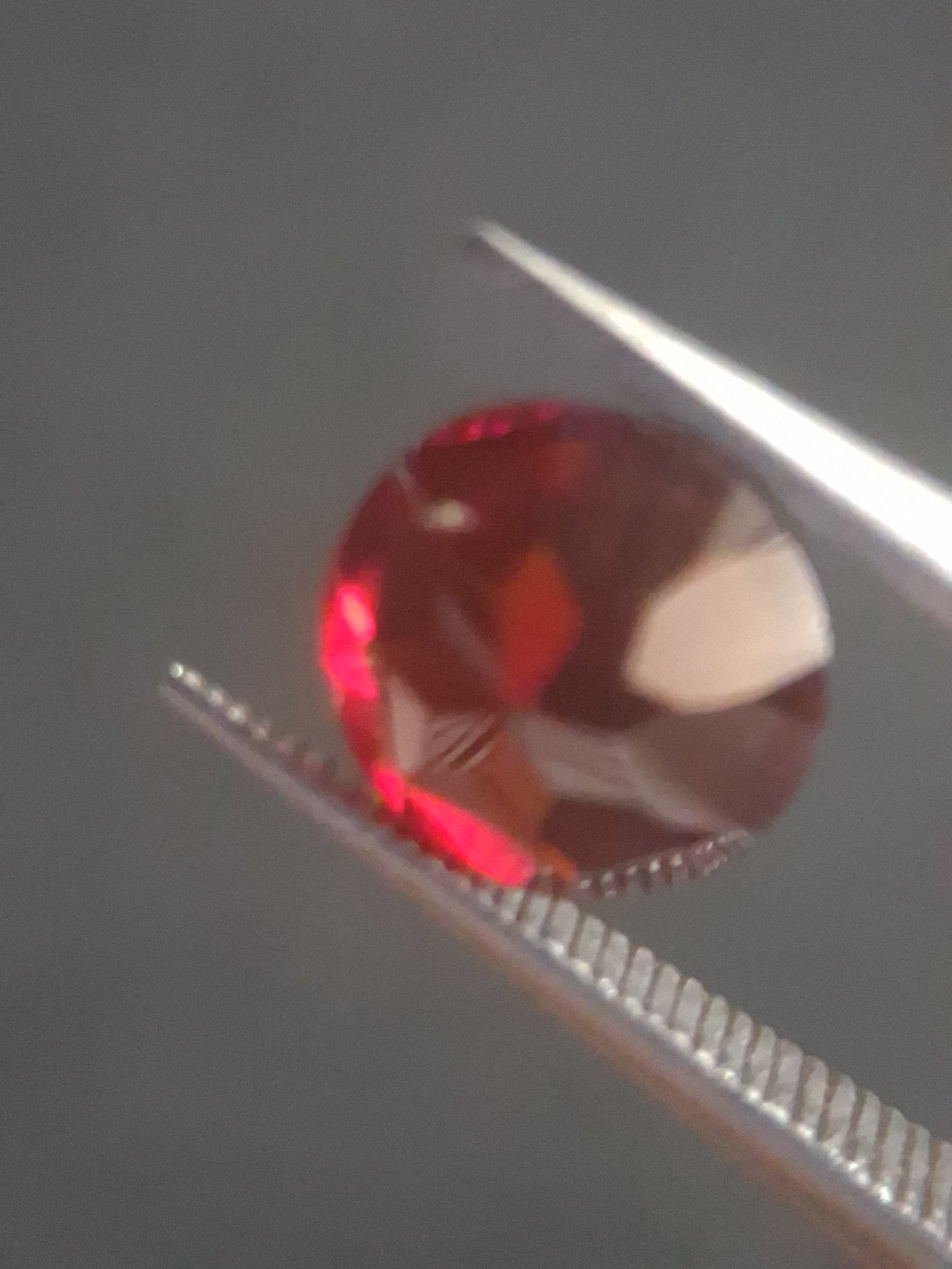Natural Red Garnet - Rhodolite - 1.363 ct - round - unheated- red - Natural Gems Belgium