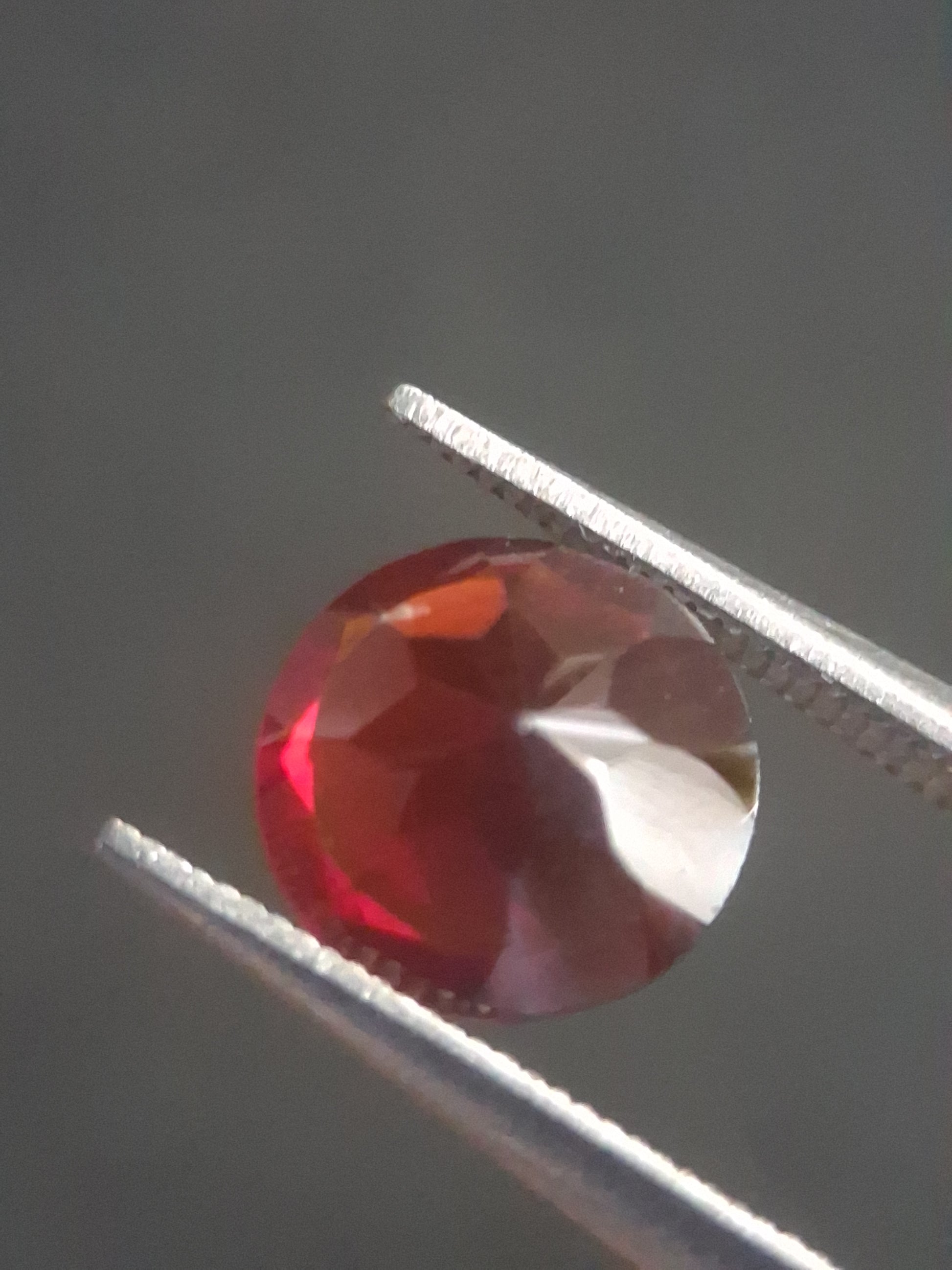 Natural Red Garnet - Rhodolite - 1.363 ct - round - unheated- red - Natural Gems Belgium