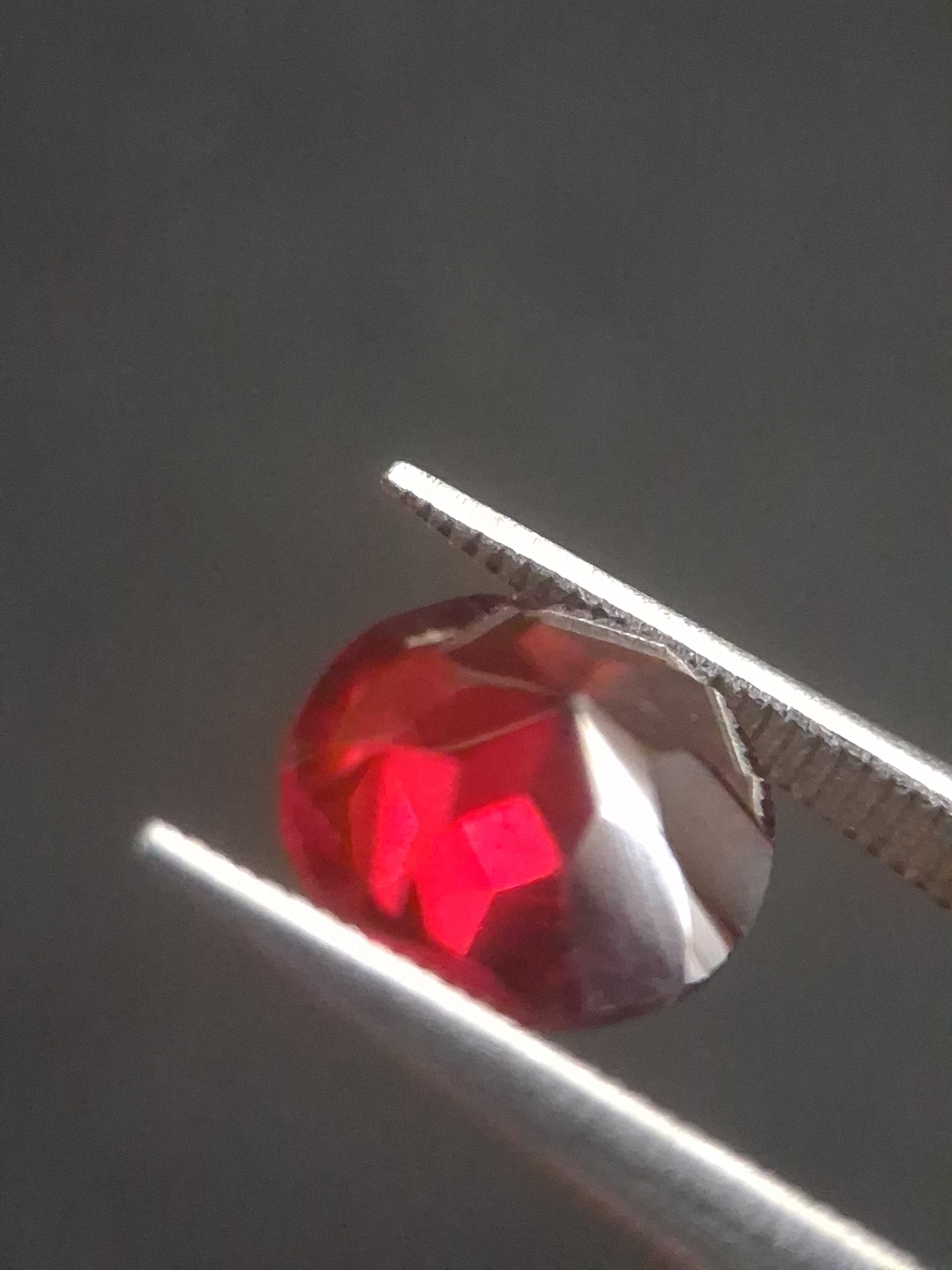 Natural Red Garnet - Rhodolite - 1.363 ct - round - unheated- red - Natural Gems Belgium