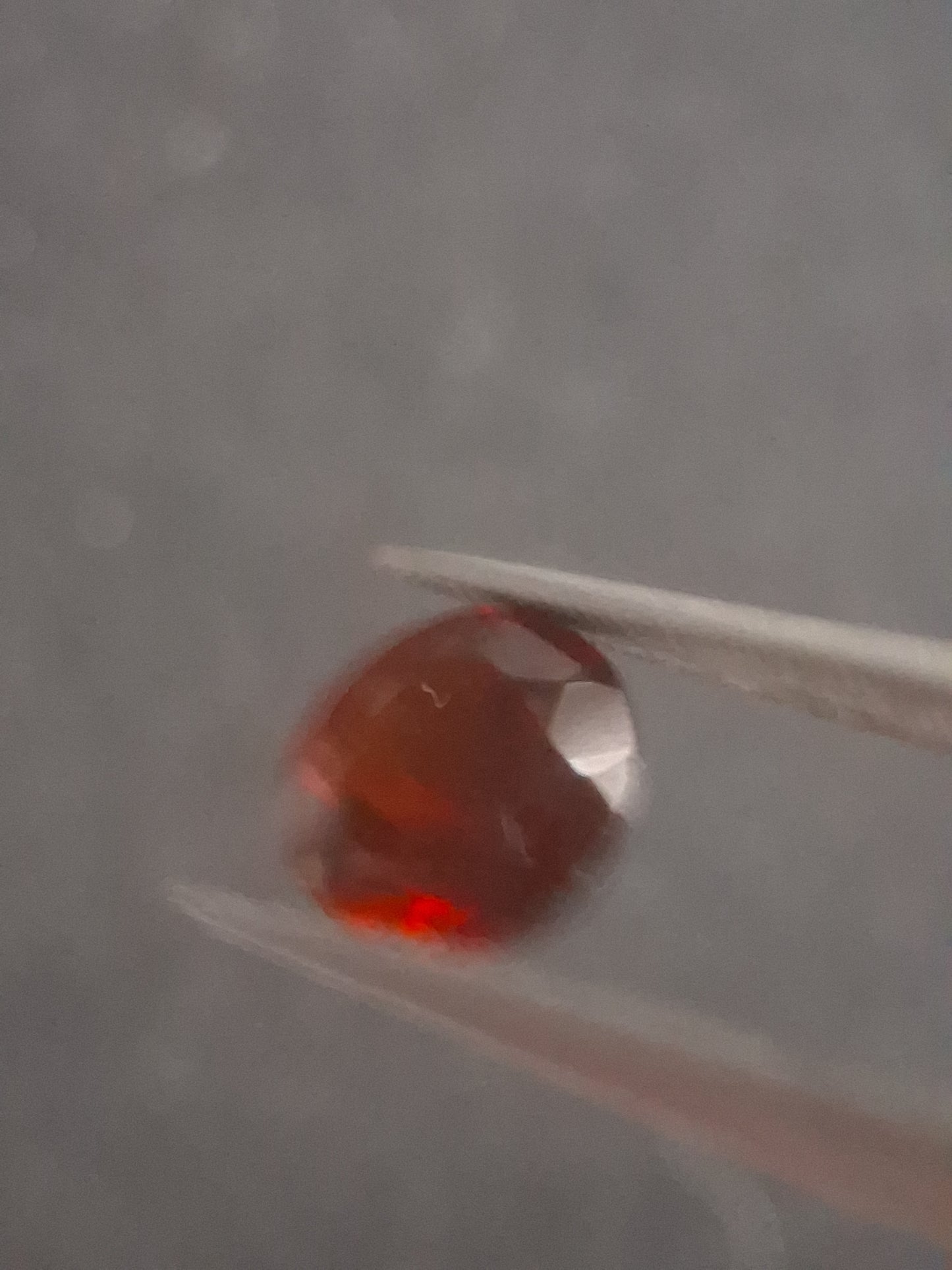 Natural Red Garnet - Rhodolite - 1.363 ct - round - unheated- red - Natural Gems Belgium